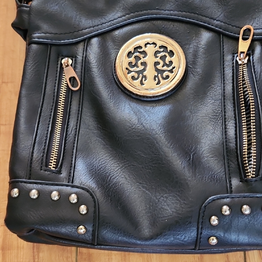 Black and Gold Crossbody Bag with Structured Design - Picture 4 of 8